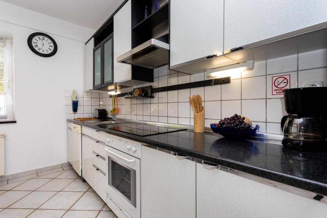 Apartman Maris Vrbnik Exterior foto